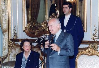 Il Presidente della Repubblica Oscar Luigi Scalfaro riceve in udienza Franca Pellini Gabardini, presidente dell'Associazione nazionale emodializzati, con una delegazione del sodalizio