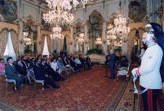 Il Presidente della Repubblica Oscar Luigi Scalfaro riceve in udienza Franca Pellini Gabardini, presidente dell'Associazione nazionale emodializzati, con una delegazione del sodalizio