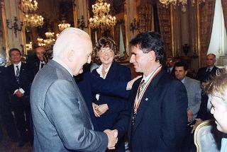 Il Presidente della Repubblica Oscar Luigi Scalfaro riceve in udienza Franca Pellini Gabardini, presidente dell'Associazione nazionale emodializzati, con una delegazione del sodalizio