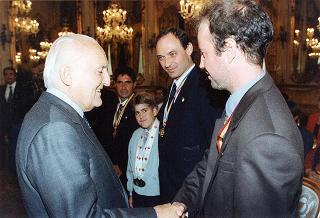 Il Presidente della Repubblica Oscar Luigi Scalfaro riceve in udienza Franca Pellini Gabardini, presidente dell'Associazione nazionale emodializzati, con una delegazione del sodalizio