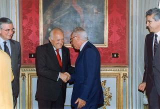 Il Presidente della Repubblica Oscar Luigi Scalfaro riceve l'on. Antonio Maccanico, presidente della Fondazione "Maria e Goffredo Bellonci", ed una rappresentanza della Fondazione e degli "Amici della domenica", per presentare la collana dei Premi Strega