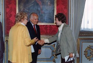 Il Presidente della Repubblica Oscar Luigi Scalfaro riceve l'on. Antonio Maccanico, presidente della Fondazione "Maria e Goffredo Bellonci", ed una rappresentanza della Fondazione e degli "Amici della domenica", per presentare la collana dei Premi Strega