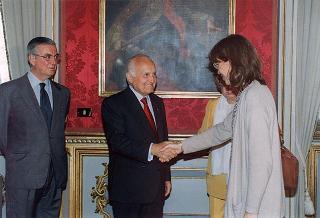 Il Presidente della Repubblica Oscar Luigi Scalfaro riceve l'on. Antonio Maccanico, presidente della Fondazione "Maria e Goffredo Bellonci", ed una rappresentanza della Fondazione e degli "Amici della domenica", per presentare la collana dei Premi Strega