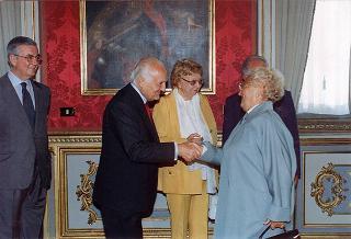 Il Presidente della Repubblica Oscar Luigi Scalfaro riceve l'on. Antonio Maccanico, presidente della Fondazione "Maria e Goffredo Bellonci", ed una rappresentanza della Fondazione e degli "Amici della domenica", per presentare la collana dei Premi Strega