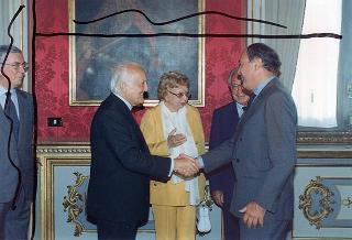 Il Presidente della Repubblica Oscar Luigi Scalfaro riceve l'on. Antonio Maccanico, presidente della Fondazione "Maria e Goffredo Bellonci", ed una rappresentanza della Fondazione e degli "Amici della domenica", per presentare la collana dei Premi Strega
