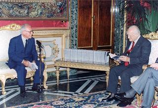 Il Presidente della Repubblica Oscar Luigi Scalfaro riceve l'on. Antonio Maccanico, presidente della Fondazione "Maria e Goffredo Bellonci", ed una rappresentanza della Fondazione e degli "Amici della domenica", per presentare la collana dei Premi Strega