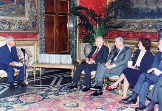 Il Presidente della Repubblica Oscar Luigi Scalfaro riceve l'on. Antonio Maccanico, presidente della Fondazione "Maria e Goffredo Bellonci", ed una rappresentanza della Fondazione e degli "Amici della domenica", per presentare la collana dei Premi Strega