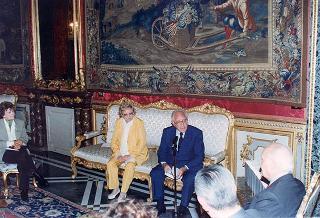 Il Presidente della Repubblica Oscar Luigi Scalfaro riceve l'on. Antonio Maccanico, presidente della Fondazione "Maria e Goffredo Bellonci", ed una rappresentanza della Fondazione e degli "Amici della domenica", per presentare la collana dei Premi Strega