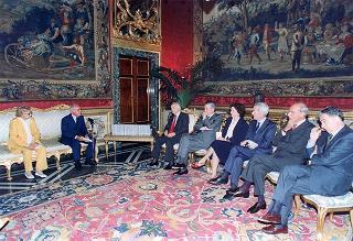 Il Presidente della Repubblica Oscar Luigi Scalfaro riceve l'on. Antonio Maccanico, presidente della Fondazione "Maria e Goffredo Bellonci", ed una rappresentanza della Fondazione e degli "Amici della domenica", per presentare la collana dei Premi Strega