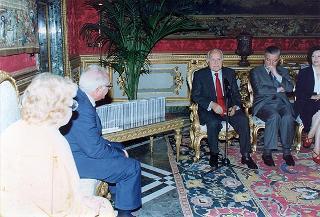 Il Presidente della Repubblica Oscar Luigi Scalfaro riceve l'on. Antonio Maccanico, presidente della Fondazione "Maria e Goffredo Bellonci", ed una rappresentanza della Fondazione e degli "Amici della domenica", per presentare la collana dei Premi Strega