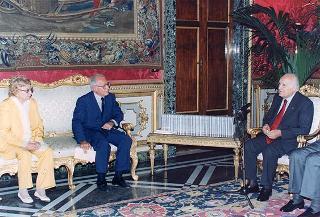 Il Presidente della Repubblica Oscar Luigi Scalfaro riceve l'on. Antonio Maccanico, presidente della Fondazione "Maria e Goffredo Bellonci", ed una rappresentanza della Fondazione e degli "Amici della domenica", per presentare la collana dei Premi Strega