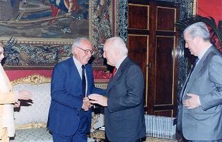 Il Presidente della Repubblica Oscar Luigi Scalfaro riceve l'on. Antonio Maccanico, presidente della Fondazione "Maria e Goffredo Bellonci", ed una rappresentanza della Fondazione e degli "Amici della domenica", per presentare la collana dei Premi Strega