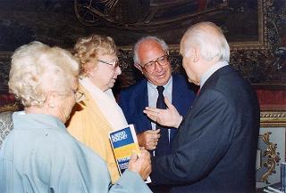 Il Presidente della Repubblica Oscar Luigi Scalfaro riceve l'on. Antonio Maccanico, presidente della Fondazione "Maria e Goffredo Bellonci", ed una rappresentanza della Fondazione e degli "Amici della domenica", per presentare la collana dei Premi Strega