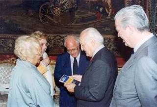 Il Presidente della Repubblica Oscar Luigi Scalfaro riceve l'on. Antonio Maccanico, presidente della Fondazione "Maria e Goffredo Bellonci", ed una rappresentanza della Fondazione e degli "Amici della domenica", per presentare la collana dei Premi Strega