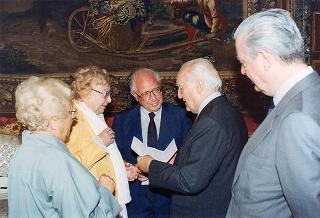 Il Presidente della Repubblica Oscar Luigi Scalfaro riceve l'on. Antonio Maccanico, presidente della Fondazione "Maria e Goffredo Bellonci", ed una rappresentanza della Fondazione e degli "Amici della domenica", per presentare la collana dei Premi Strega