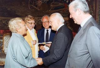 Il Presidente della Repubblica Oscar Luigi Scalfaro riceve l'on. Antonio Maccanico, presidente della Fondazione "Maria e Goffredo Bellonci", ed una rappresentanza della Fondazione e degli "Amici della domenica", per presentare la collana dei Premi Strega