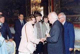 Il Presidente della Repubblica Oscar Luigi Scalfaro riceve l'on. Antonio Maccanico, presidente della Fondazione "Maria e Goffredo Bellonci", ed una rappresentanza della Fondazione e degli "Amici della domenica", per presentare la collana dei Premi Strega