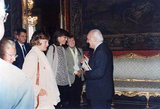 Il Presidente della Repubblica Oscar Luigi Scalfaro riceve l'on. Antonio Maccanico, presidente della Fondazione "Maria e Goffredo Bellonci", ed una rappresentanza della Fondazione e degli "Amici della domenica", per presentare la collana dei Premi Strega