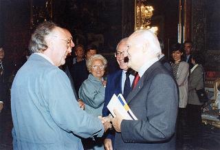 Il Presidente della Repubblica Oscar Luigi Scalfaro riceve l'on. Antonio Maccanico, presidente della Fondazione "Maria e Goffredo Bellonci", ed una rappresentanza della Fondazione e degli "Amici della domenica", per presentare la collana dei Premi Strega