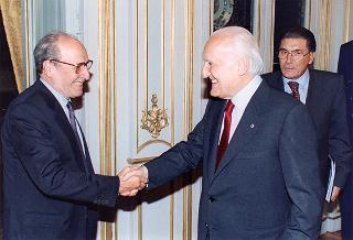 Il Presidente della Repubblica Oscar Luigi Scalfaro con l'on. Luigi Anderlini, presidente dell'Archivio Disarmo, e una delegazione dell'Istituto di ricerca per la terapia genetica umana