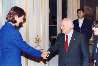 Il Presidente della Repubblica Oscar Luigi Scalfaro con l'on. Luigi Anderlini, presidente dell'Archivio Disarmo, e una delegazione dell'Istituto di ricerca per la terapia genetica umana