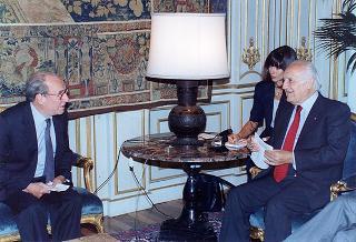 Il Presidente della Repubblica Oscar Luigi Scalfaro con l'on. Luigi Anderlini, presidente dell'Archivio Disarmo, e una delegazione dell'Istituto di ricerca per la terapia genetica umana