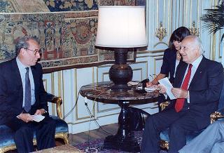 Il Presidente della Repubblica Oscar Luigi Scalfaro con l'on. Luigi Anderlini, presidente dell'Archivio Disarmo, e una delegazione dell'Istituto di ricerca per la terapia genetica umana