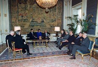 Il Presidente della Repubblica Oscar Luigi Scalfaro con l'on. Luigi Anderlini, presidente dell'Archivio Disarmo, e una delegazione dell'Istituto di ricerca per la terapia genetica umana