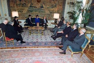 Il Presidente della Repubblica Oscar Luigi Scalfaro con l'on. Luigi Anderlini, presidente dell'Archivio Disarmo, e una delegazione dell'Istituto di ricerca per la terapia genetica umana
