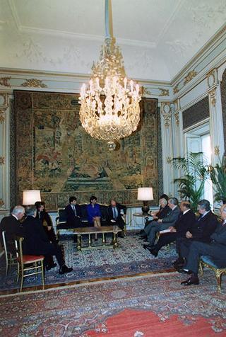 Il Presidente della Repubblica Oscar Luigi Scalfaro con l'on. Luigi Anderlini, presidente dell'Archivio Disarmo, e una delegazione dell'Istituto di ricerca per la terapia genetica umana