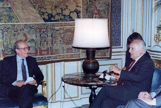 Il Presidente della Repubblica Oscar Luigi Scalfaro con l'on. Luigi Anderlini, presidente dell'Archivio Disarmo, e una delegazione dell'Istituto di ricerca per la terapia genetica umana