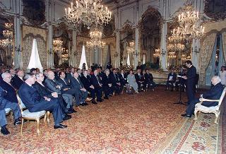 Il Presidente della Repubblica Oscar Luigi Scalfaro incontra Amato Ramondetti, presidente della Federazione delle Associazioni italiane alberghi e turismo, e una delegazione della Federalberghi, in occasione delle Giornata mondiale del turismo