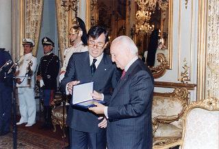 Il Presidente della Repubblica Oscar Luigi Scalfaro incontra Amato Ramondetti, presidente della Federazione delle Associazioni italiane alberghi e turismo, e una delegazione della Federalberghi, in occasione delle Giornata mondiale del turismo