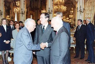 Il Presidente della Repubblica Oscar Luigi Scalfaro incontra Amato Ramondetti, presidente della Federazione delle Associazioni italiane alberghi e turismo, e una delegazione della Federalberghi, in occasione delle Giornata mondiale del turismo