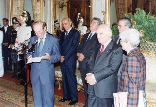 Il Presidente della Repubblica Oscar Luigi Scalfaro incontra il prof. Angelo Passaleva, presidente del Movimento per la vita di Firenze e presidente del Consiglio Regionale della Toscana, con una delegazione di studenti vincitori del Concorso nazionale promosso dal Movimento per la vita italiano sul tema "Protagonista la donna. Donna, solidarietà, sviluppo, pace: il contributo dell'Europa"