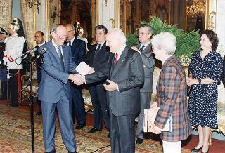 Il Presidente della Repubblica Oscar Luigi Scalfaro incontra il prof. Angelo Passaleva, presidente del Movimento per la vita di Firenze e presidente del Consiglio Regionale della Toscana, con una delegazione di studenti vincitori del Concorso nazionale promosso dal Movimento per la vita italiano sul tema "Protagonista la donna. Donna, solidarietà, sviluppo, pace: il contributo dell'Europa"