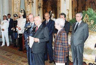 Il Presidente della Repubblica Oscar Luigi Scalfaro incontra il prof. Angelo Passaleva, presidente del Movimento per la vita di Firenze e presidente del Consiglio Regionale della Toscana, con una delegazione di studenti vincitori del Concorso nazionale promosso dal Movimento per la vita italiano sul tema "Protagonista la donna. Donna, solidarietà, sviluppo, pace: il contributo dell'Europa"
