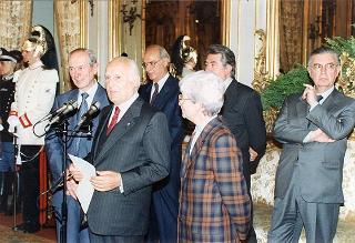 Il Presidente della Repubblica Oscar Luigi Scalfaro incontra il prof. Angelo Passaleva, presidente del Movimento per la vita di Firenze e presidente del Consiglio Regionale della Toscana, con una delegazione di studenti vincitori del Concorso nazionale promosso dal Movimento per la vita italiano sul tema "Protagonista la donna. Donna, solidarietà, sviluppo, pace: il contributo dell'Europa"