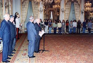 Il Presidente della Repubblica Oscar Luigi Scalfaro incontra il prof. Angelo Passaleva, presidente del Movimento per la vita di Firenze e presidente del Consiglio Regionale della Toscana, con una delegazione di studenti vincitori del Concorso nazionale promosso dal Movimento per la vita italiano sul tema "Protagonista la donna. Donna, solidarietà, sviluppo, pace: il contributo dell'Europa"