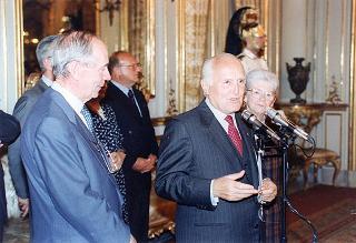 Il Presidente della Repubblica Oscar Luigi Scalfaro incontra il prof. Angelo Passaleva, presidente del Movimento per la vita di Firenze e presidente del Consiglio Regionale della Toscana, con una delegazione di studenti vincitori del Concorso nazionale promosso dal Movimento per la vita italiano sul tema "Protagonista la donna. Donna, solidarietà, sviluppo, pace: il contributo dell'Europa"