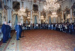 Il Presidente della Repubblica Oscar Luigi Scalfaro incontra il prof. Angelo Passaleva, presidente del Movimento per la vita di Firenze e presidente del Consiglio Regionale della Toscana, con una delegazione di studenti vincitori del Concorso nazionale promosso dal Movimento per la vita italiano sul tema "Protagonista la donna. Donna, solidarietà, sviluppo, pace: il contributo dell'Europa"