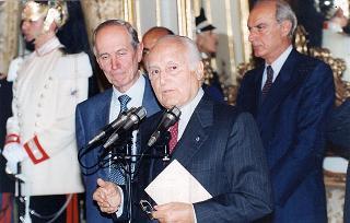 Il Presidente della Repubblica Oscar Luigi Scalfaro incontra il prof. Angelo Passaleva, presidente del Movimento per la vita di Firenze e presidente del Consiglio Regionale della Toscana, con una delegazione di studenti vincitori del Concorso nazionale promosso dal Movimento per la vita italiano sul tema "Protagonista la donna. Donna, solidarietà, sviluppo, pace: il contributo dell'Europa"