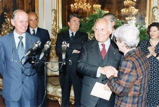Il Presidente della Repubblica Oscar Luigi Scalfaro incontra il prof. Angelo Passaleva, presidente del Movimento per la vita di Firenze e presidente del Consiglio Regionale della Toscana, con una delegazione di studenti vincitori del Concorso nazionale promosso dal Movimento per la vita italiano sul tema "Protagonista la donna. Donna, solidarietà, sviluppo, pace: il contributo dell'Europa"