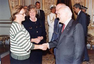 Il Presidente della Repubblica Oscar Luigi Scalfaro incontra il prof. Angelo Passaleva, presidente del Movimento per la vita di Firenze e presidente del Consiglio Regionale della Toscana, con una delegazione di studenti vincitori del Concorso nazionale promosso dal Movimento per la vita italiano sul tema "Protagonista la donna. Donna, solidarietà, sviluppo, pace: il contributo dell'Europa"