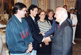 Il Presidente della Repubblica Oscar Luigi Scalfaro incontra il prof. Angelo Passaleva, presidente del Movimento per la vita di Firenze e presidente del Consiglio Regionale della Toscana, con una delegazione di studenti vincitori del Concorso nazionale promosso dal Movimento per la vita italiano sul tema "Protagonista la donna. Donna, solidarietà, sviluppo, pace: il contributo dell'Europa"