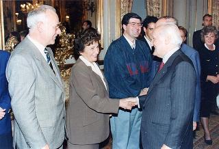 Il Presidente della Repubblica Oscar Luigi Scalfaro incontra il prof. Angelo Passaleva, presidente del Movimento per la vita di Firenze e presidente del Consiglio Regionale della Toscana, con una delegazione di studenti vincitori del Concorso nazionale promosso dal Movimento per la vita italiano sul tema "Protagonista la donna. Donna, solidarietà, sviluppo, pace: il contributo dell'Europa"