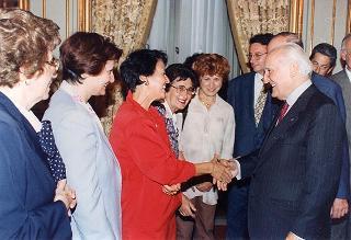 Il Presidente della Repubblica Oscar Luigi Scalfaro incontra il prof. Angelo Passaleva, presidente del Movimento per la vita di Firenze e presidente del Consiglio Regionale della Toscana, con una delegazione di studenti vincitori del Concorso nazionale promosso dal Movimento per la vita italiano sul tema "Protagonista la donna. Donna, solidarietà, sviluppo, pace: il contributo dell'Europa"