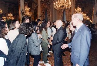 Il Presidente della Repubblica Oscar Luigi Scalfaro incontra il prof. Angelo Passaleva, presidente del Movimento per la vita di Firenze e presidente del Consiglio Regionale della Toscana, con una delegazione di studenti vincitori del Concorso nazionale promosso dal Movimento per la vita italiano sul tema "Protagonista la donna. Donna, solidarietà, sviluppo, pace: il contributo dell'Europa"