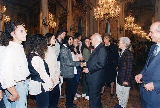 Il Presidente della Repubblica Oscar Luigi Scalfaro incontra il prof. Angelo Passaleva, presidente del Movimento per la vita di Firenze e presidente del Consiglio Regionale della Toscana, con una delegazione di studenti vincitori del Concorso nazionale promosso dal Movimento per la vita italiano sul tema "Protagonista la donna. Donna, solidarietà, sviluppo, pace: il contributo dell'Europa"