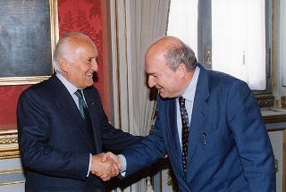 Incontro del Presidente della Repubblica Oscar Luigi Scalfaro con il prof. Antonio Paolucci, ministro per i beni culturali e ambientali, e con i promotori, curatori ed esponenti della Casa editrice dell'Edizione nazionale delle opere scritte di Piero della Francesca, per presentare l'opera